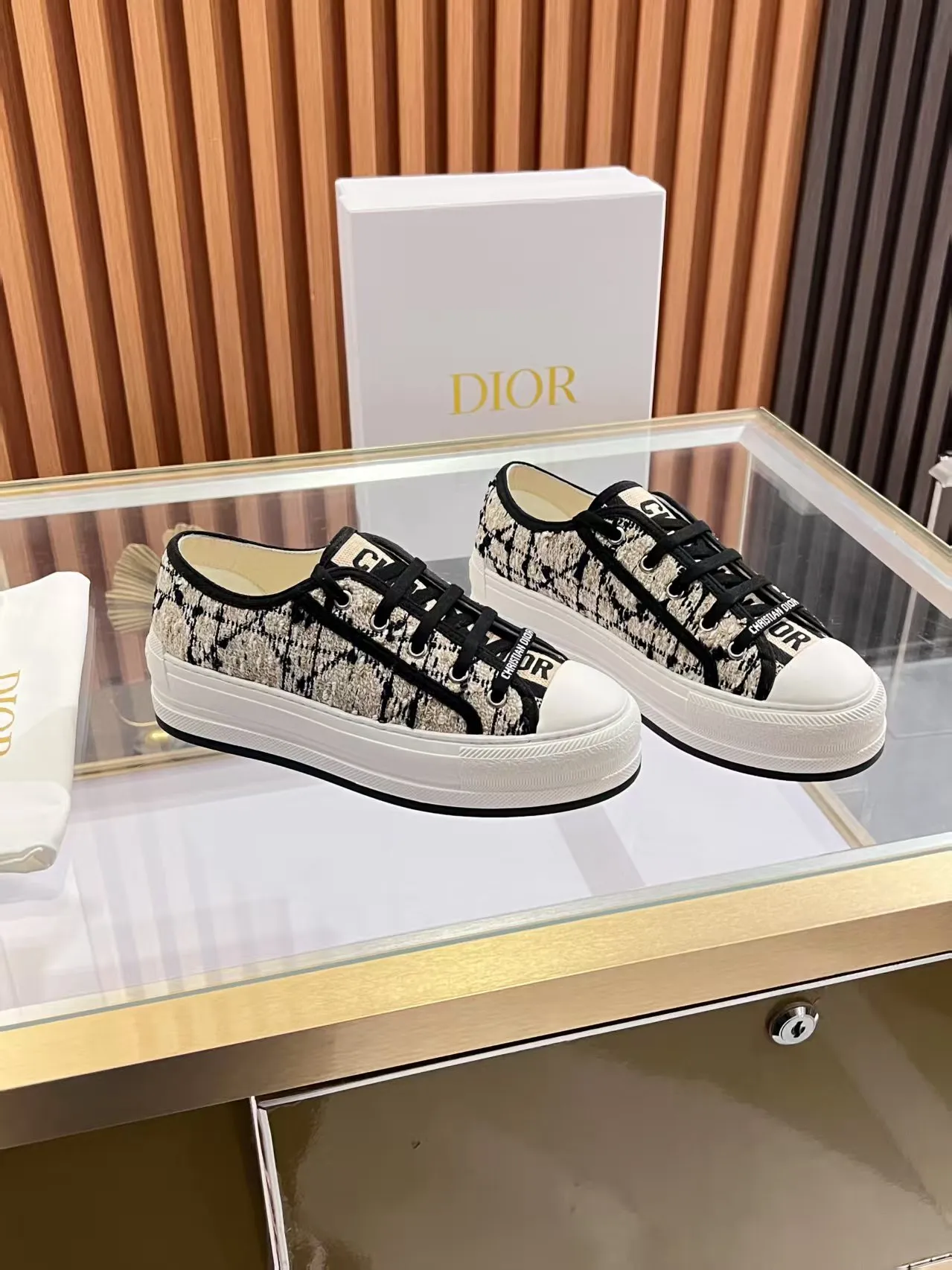 👟👟Ex-factory price 520👟👟 Walk‘n’Dior embroidered mid-top casual shoes are new in 2025. On the fashion stage, Dior embroidered shoes are the well-deserved protagonist. Delicate stitching is used on the upper, every stitch is devoted to the craftsman's efforts, and every thread is woven with artistic poetry. From complex floral patterns to smart geometric textures, embroidery is like the magic that gives shoes life, allowing them to show dynamic beauty even in static conditions.   Wearing Dior embroidered shoes feels like stepping into a dream world full of art. It is not only a pair of shoes, but also a walking piece of art that perfectly integrates fashion and culture. Whether you are strolling on the bustling city streets or attending important social occasions, Dior embroidered shoes can add unique charm to your style and become the focus of everyone's attention.   Choosing Dior embroidered shoes means choosing a persistent pursuit of quality and a unique understanding of fashion. Let it accompany you through every wonderful moment and leave your own fashion mark.  Material: Sheepskin lining, feet, silk cowhide, size 35-41, heel height 5cm